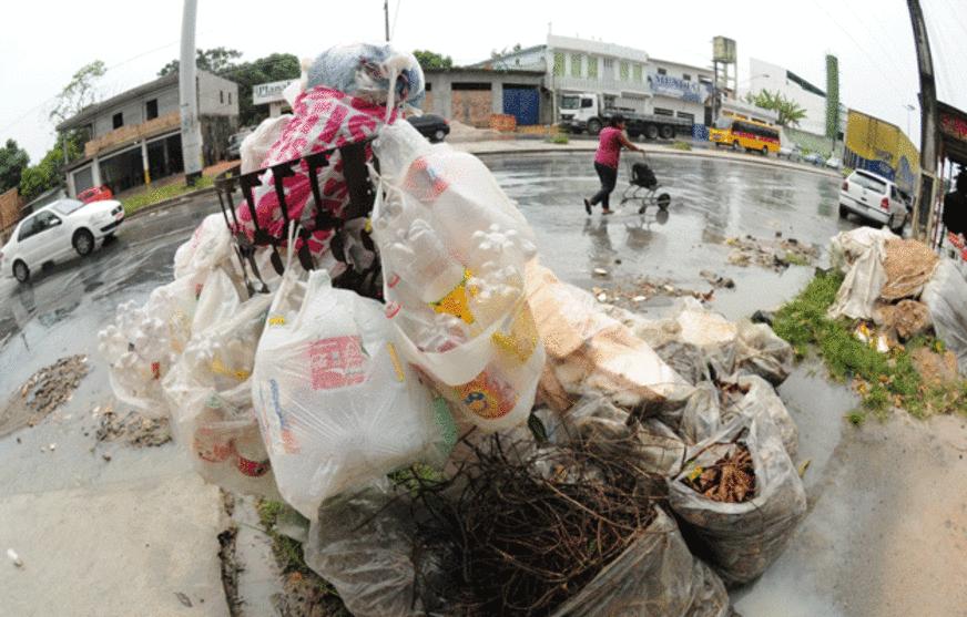 Grande parte do lixo separado pelo brasileiro não é coletada de forma correta e seletiva