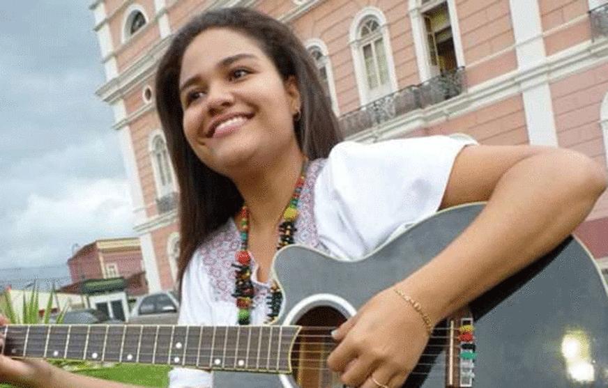 Ketlen Nascimento canta bossa nova e samba em shopping
