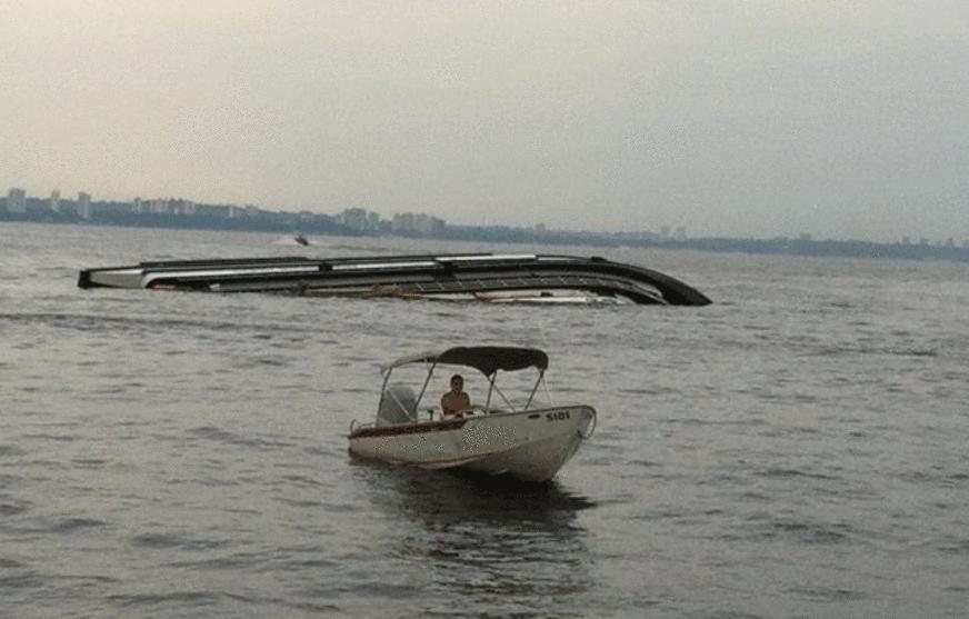Barco que naufragou com 40 pessoas é rebocado no Rio negro