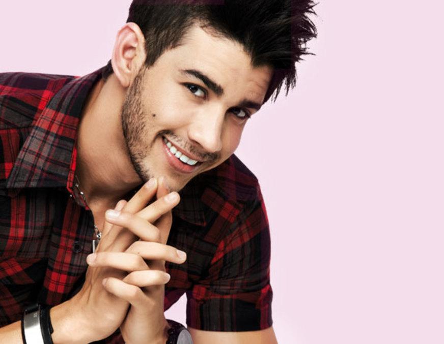Gusttavo Lima chora ao lembrar da irmã em show