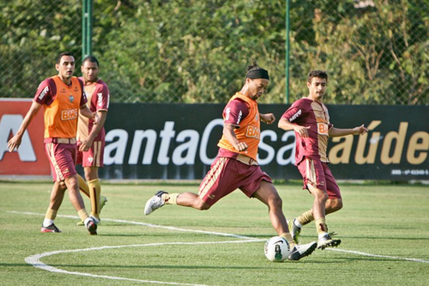 Ronaldinho e Luxa viram personagens do clássico Atlético e Grêmio