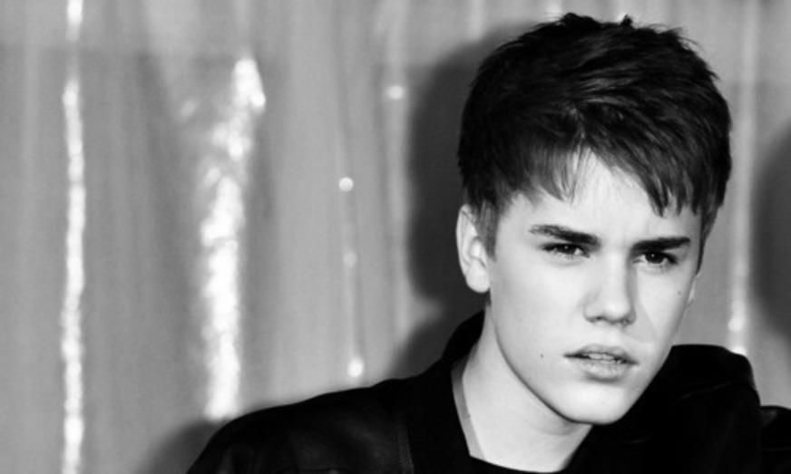 Justin Bieber presenteia rapper com carro avaliado em US$ 100 mil
