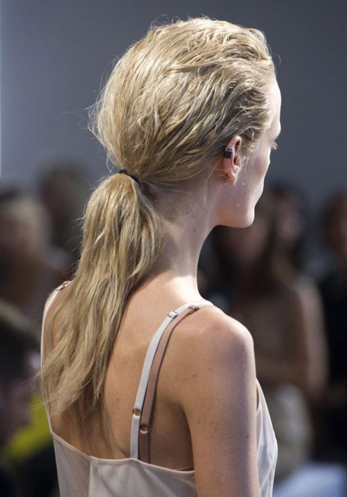 Penteado com aparência molhada e brilhante é apresentado em desfile