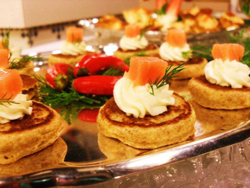 Blinis com saur cream e salmon defumado