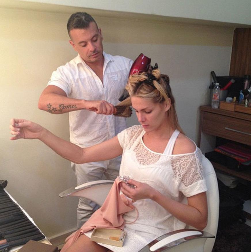Ana Hickmann mostra lado ‘ prendado’ em camarim