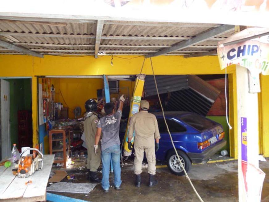 Carro invade estabelecimento comercial na Zona Sul de Manaus