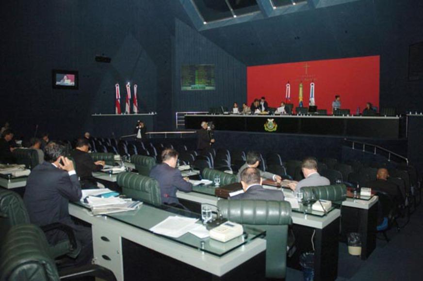 Governador concede reajuste à servidores públicos do AM