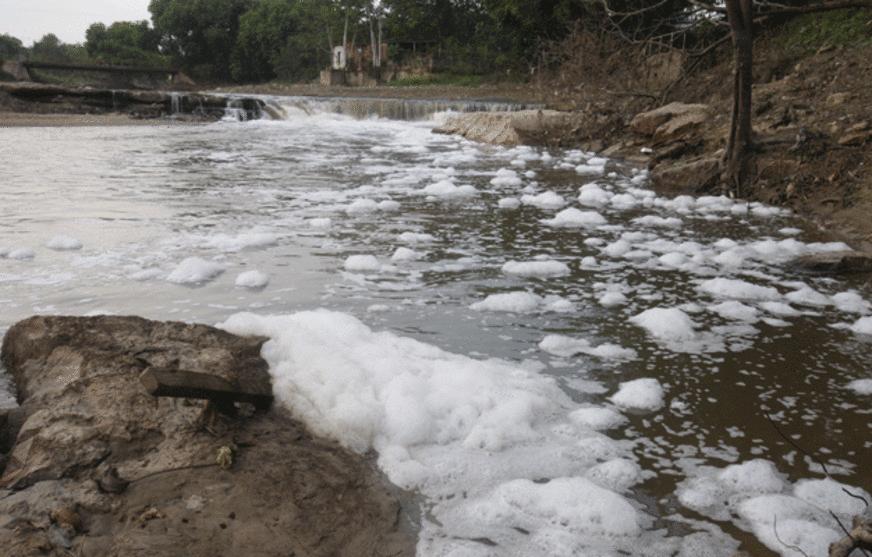 Espuma de origem desconhecida preocupa moradores do Tarumã