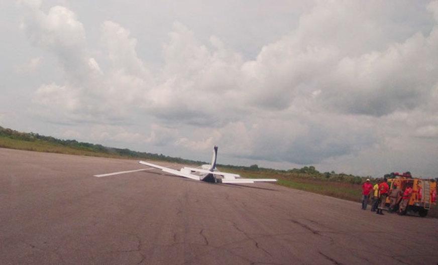 Avião seneca aterrisa de barriga, em aeroporto do interior do AM