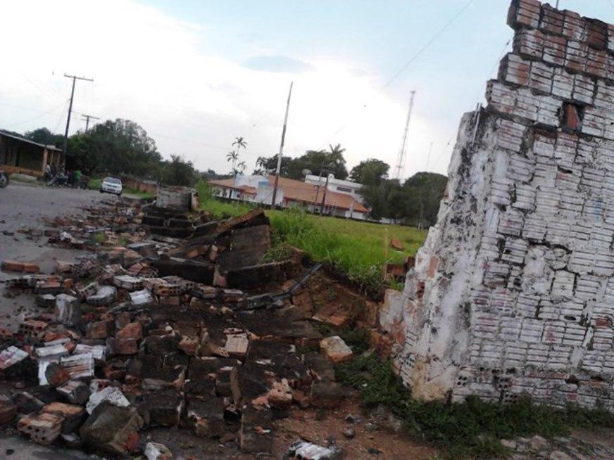 Roda gigante cai sobre casa durante temporal no AM