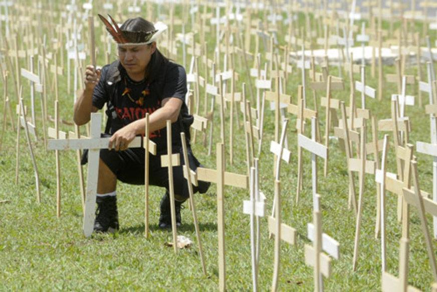 Índios protestam cobrindo com cruzes o gramado da Esplanada dos Ministérios