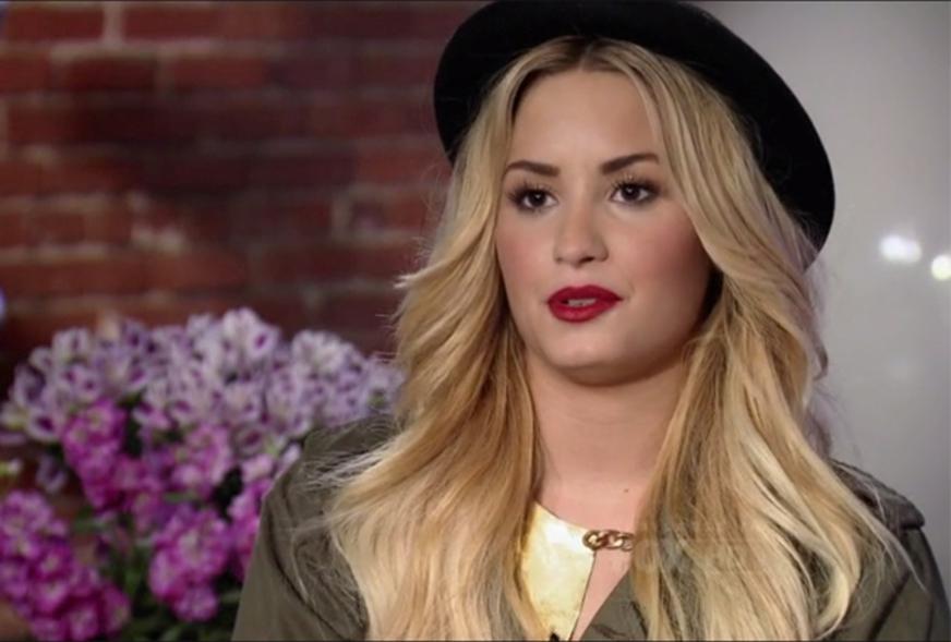 Demi Lovato acha Simon Cowell divertido