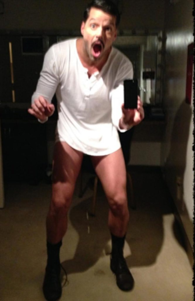Ricky Martin posta foto sem calça na web