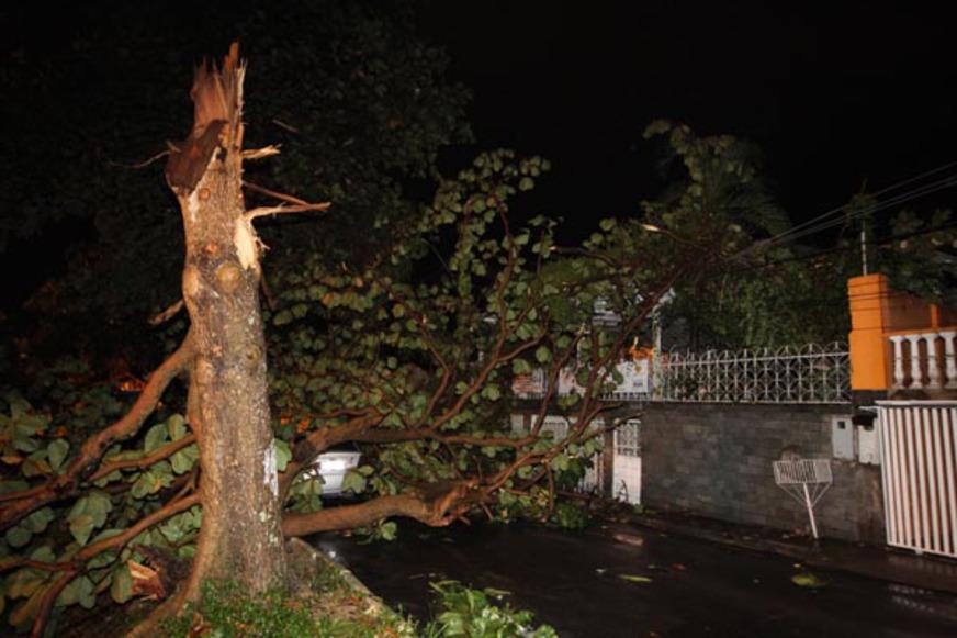 Temporal e apagão causam transtorno em Manaus