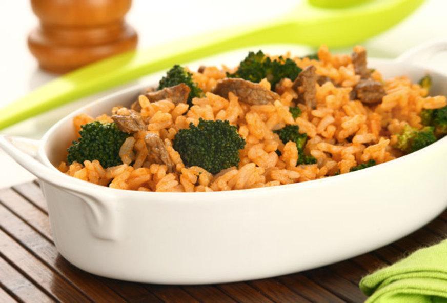 Arroz com iscas de carne e brócolis