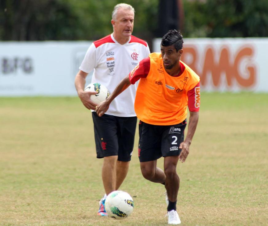 Dorival Junior comanda coletivo com Cáceres na equipe titular