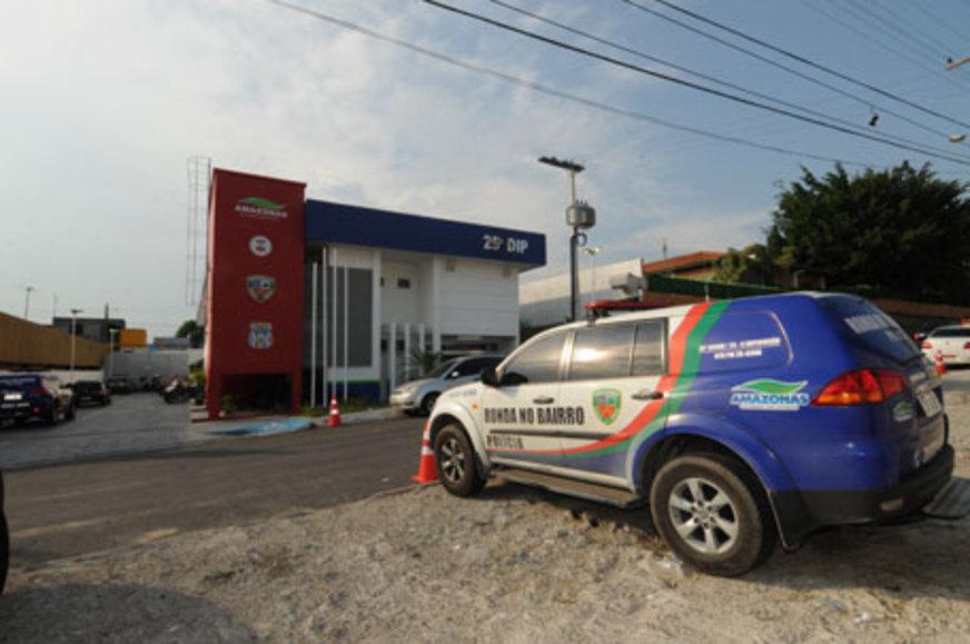 Foragido é preso após tentar subornar policiais