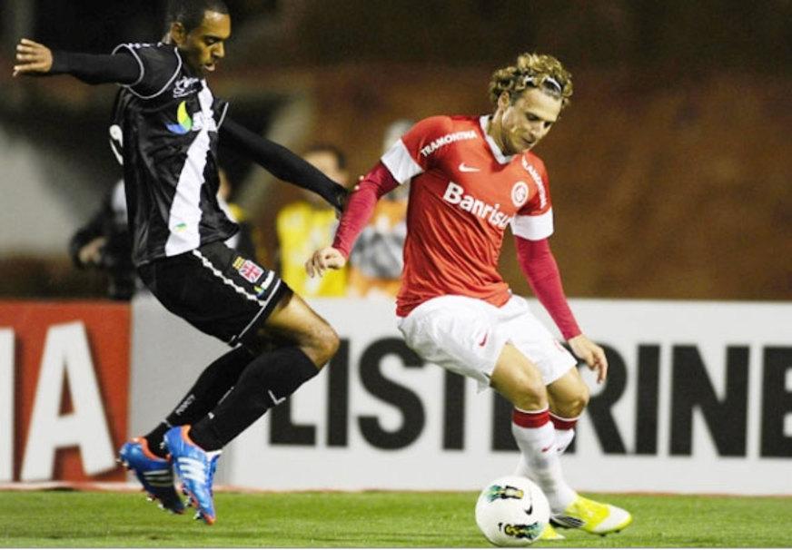 Forlán brilha e Inter vence Vasco de virada no Rio