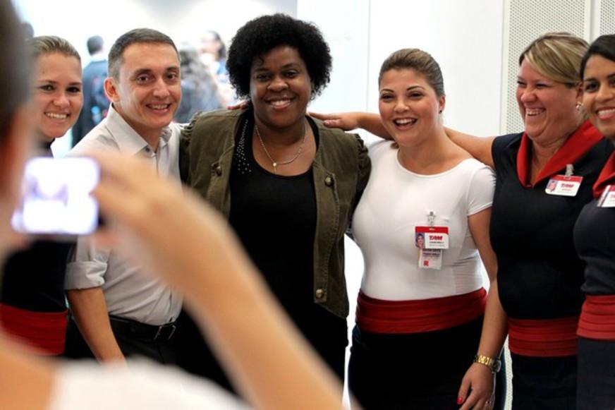 Cacau Protásio causa furor em aeroporto do Rio