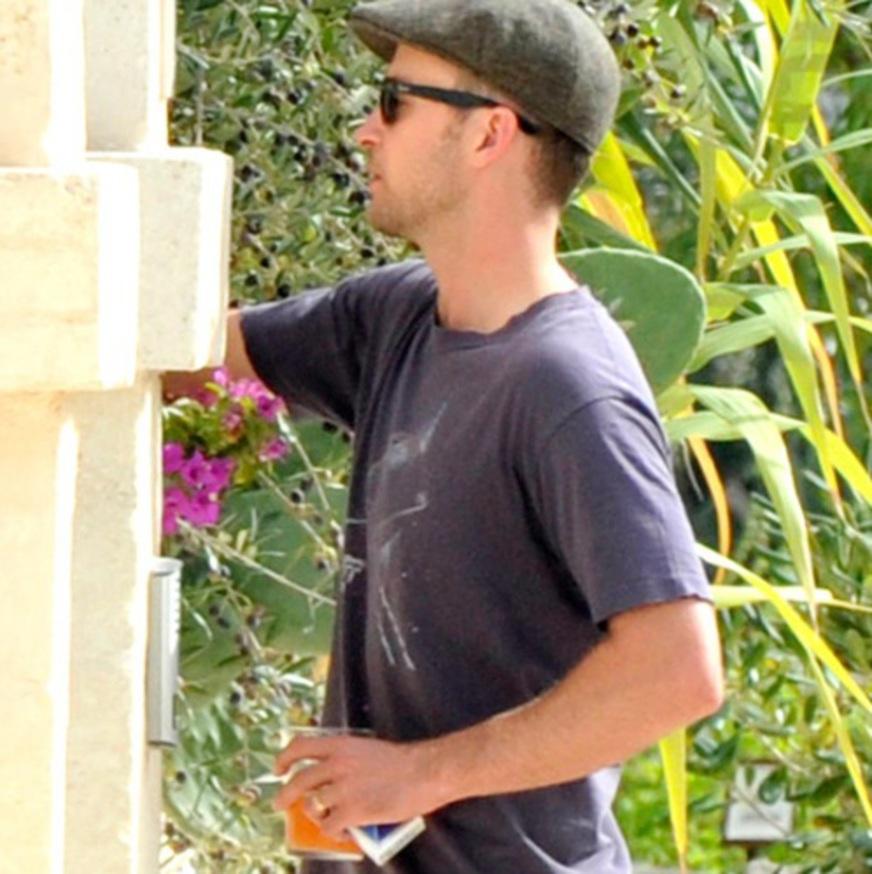 Timberlake é flagrado usando um anel de casamento