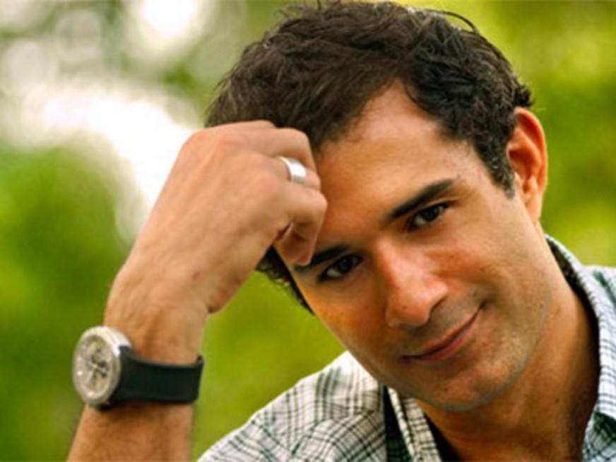 Marcos Pasquim sai de bar ao lado de morena