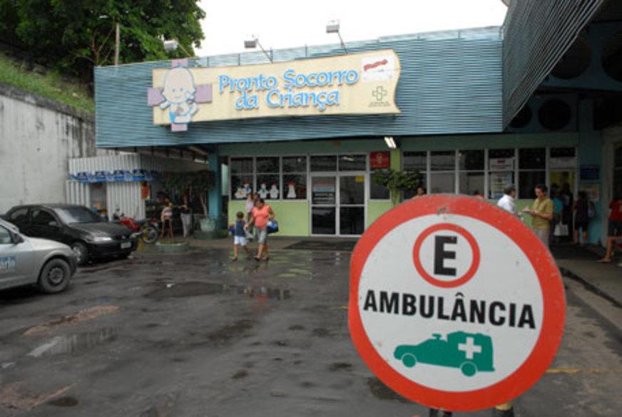 Pai morre e bebê de dois anos é baleado dentro de casa