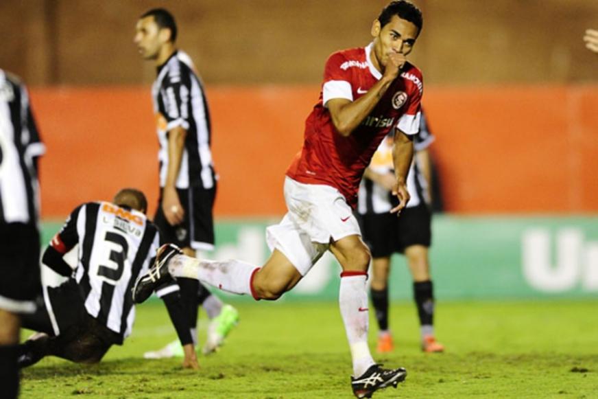 Internacional vence Atletico por 3 a 0 e ajuda o Fluminense