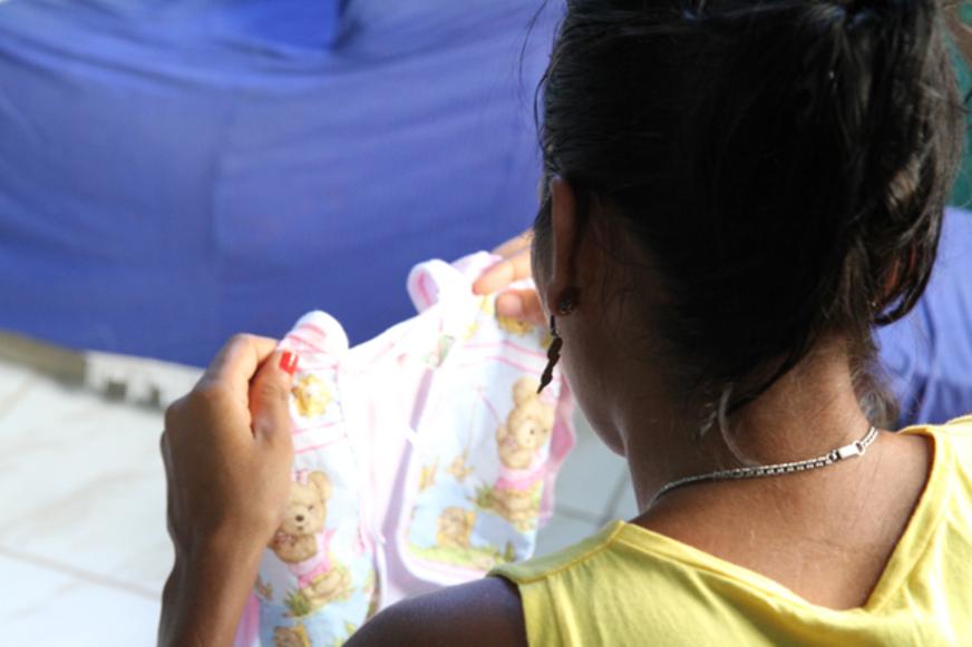 Depois de ter a barriga cortada e o bebê roubado, mãe tenta superar trauma