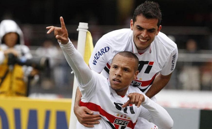 São Paulo vence Figueirense e entra no G4