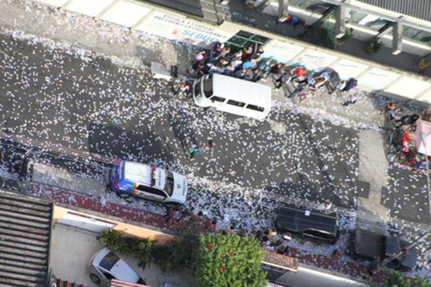 Imagens aéreas mostram sujeira espalhada pela cidade