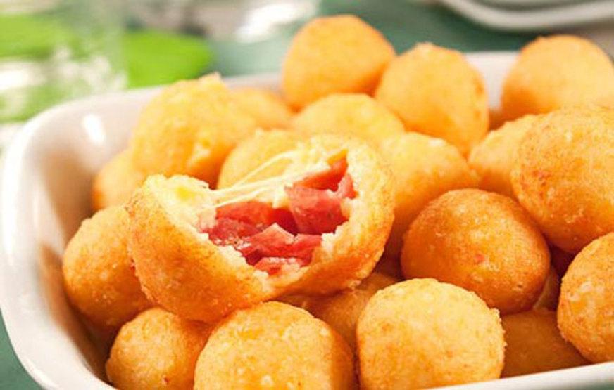 Bolinhas de Queijo Recheadas com Salame