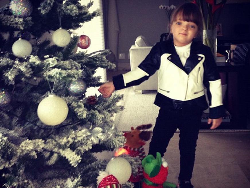 Rafa Justus faz pose ao lado de árvore de natal