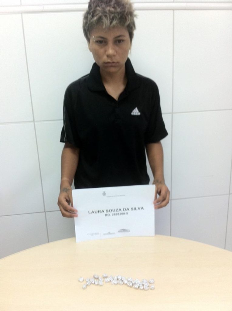 Policiais prendem mulher por tráfico de drogas