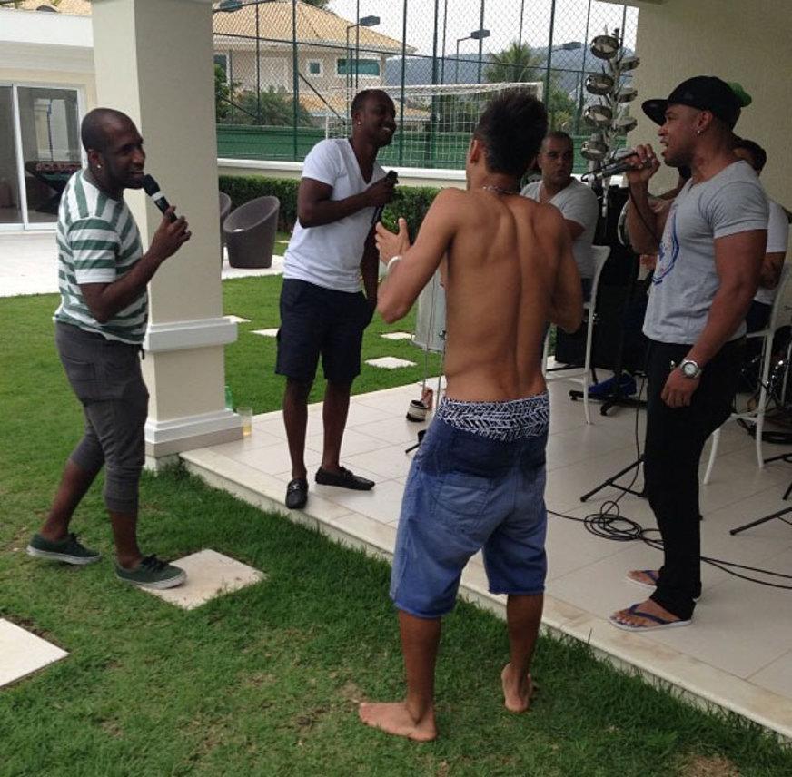 Neymar curte churrasco com filho, ex e Thiaguinho