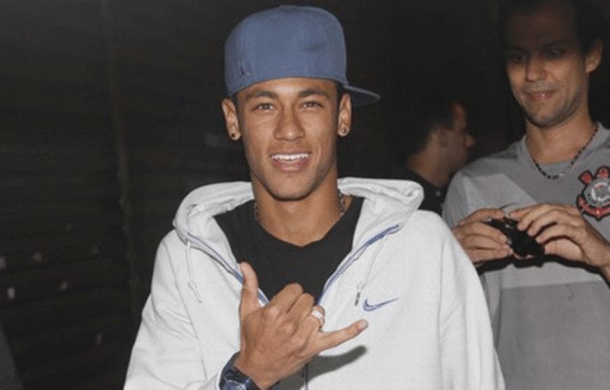 Neymar continua exibindo anel de compromisso em baladas