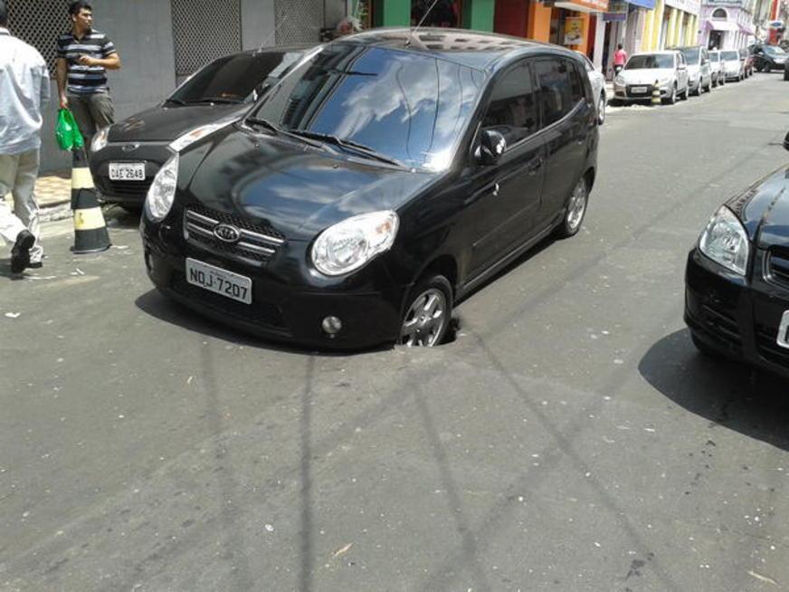 Leitor do acritica.com mostra veículo que caiu em buraco no Centro de Manaus
