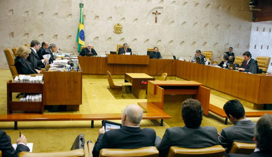 Dirceu e mais três réus do mensalão entregam passaportes ao STF