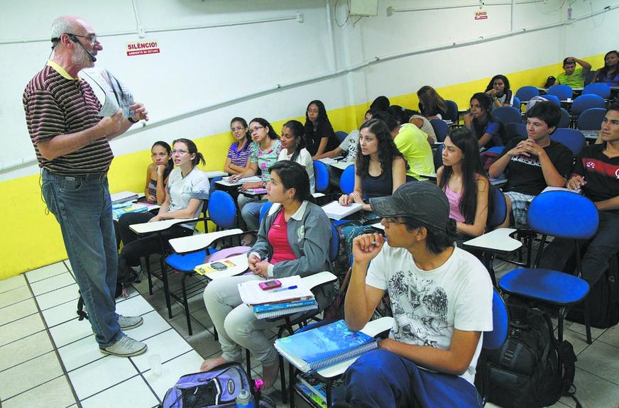Ufam abre concurso para professor de carreira