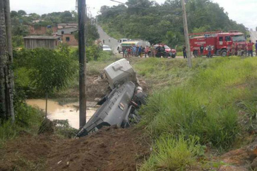 Carreta com três mil litros de óleo cai em igarapé