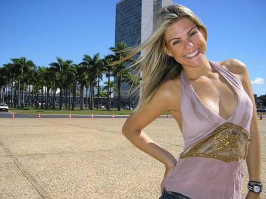 Jesus Luz é visto aos beijos com ex de Ronaldo