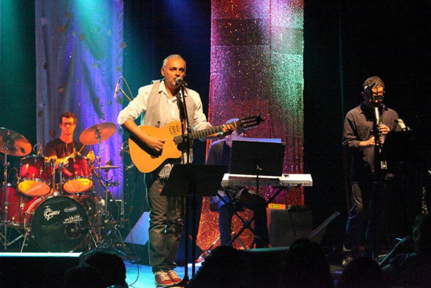 Cantor e compositor brasileiro apresenta show em Nova Iorque