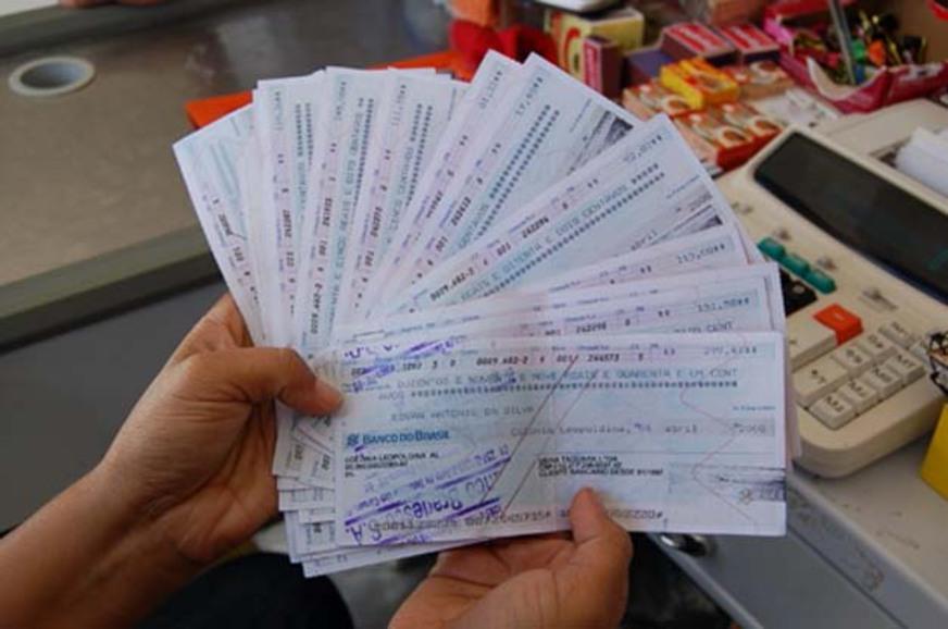 Devolução de cheques sem fundo atinge maior índice desde 2009, diz Serasa