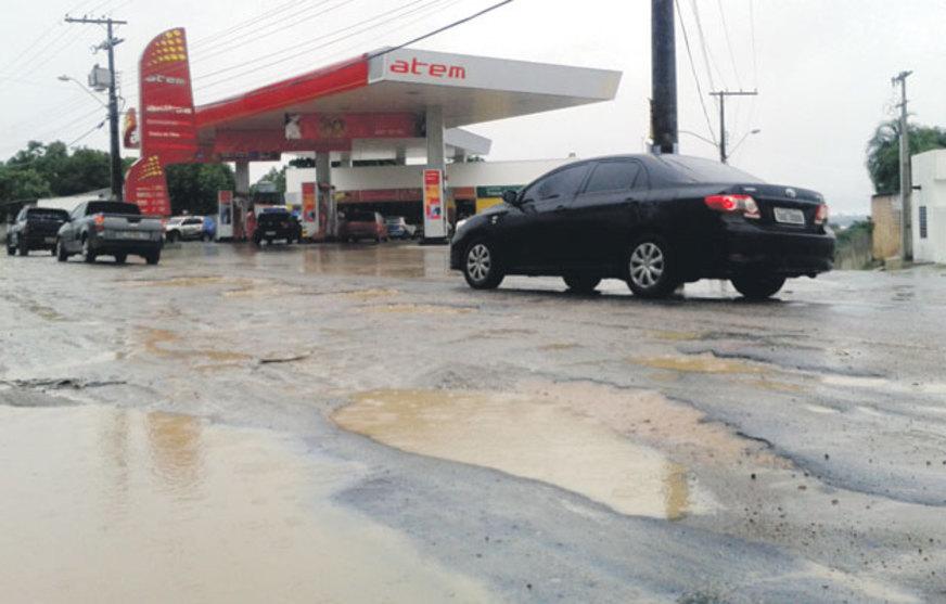 Buracos geram prejuízos e até apelidos curiosos em Manaus