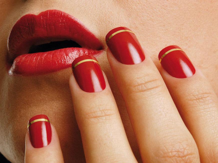 Unhas bonitas com toques em prata e ouro