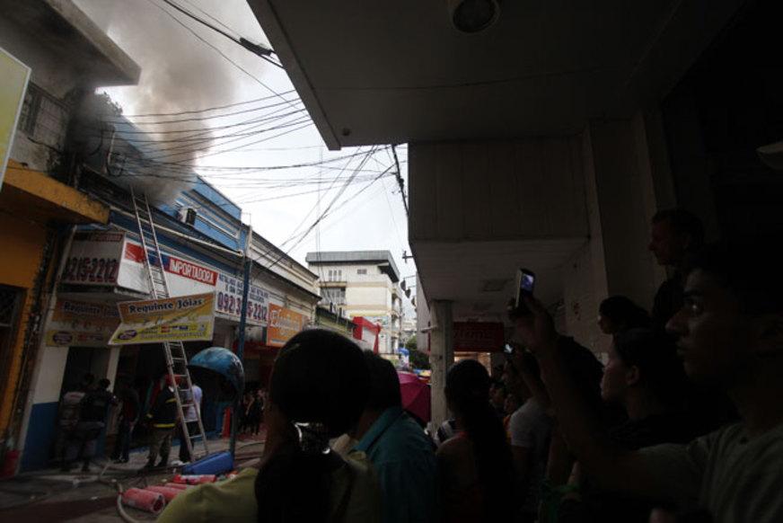 Incêndio atinge centro comercial em Manaus