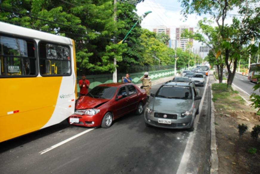 Carro colide com ônibus na rotatória do Coroado