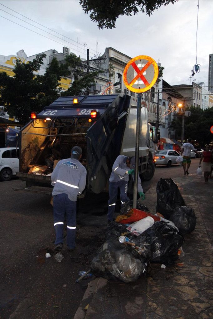 ‘Araras’ continuam nas calçadas, mas coleta seletiva é implantada no Centro de Manaus