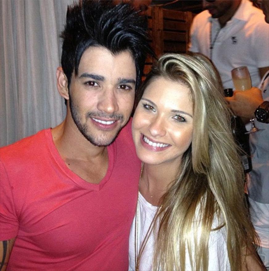 Gustavo Lima posta foto abraçadinho com a namorada