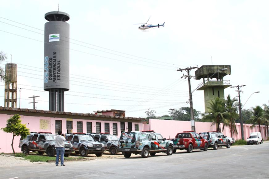 Revista no Compaj encontra armas e aparelhos celulares