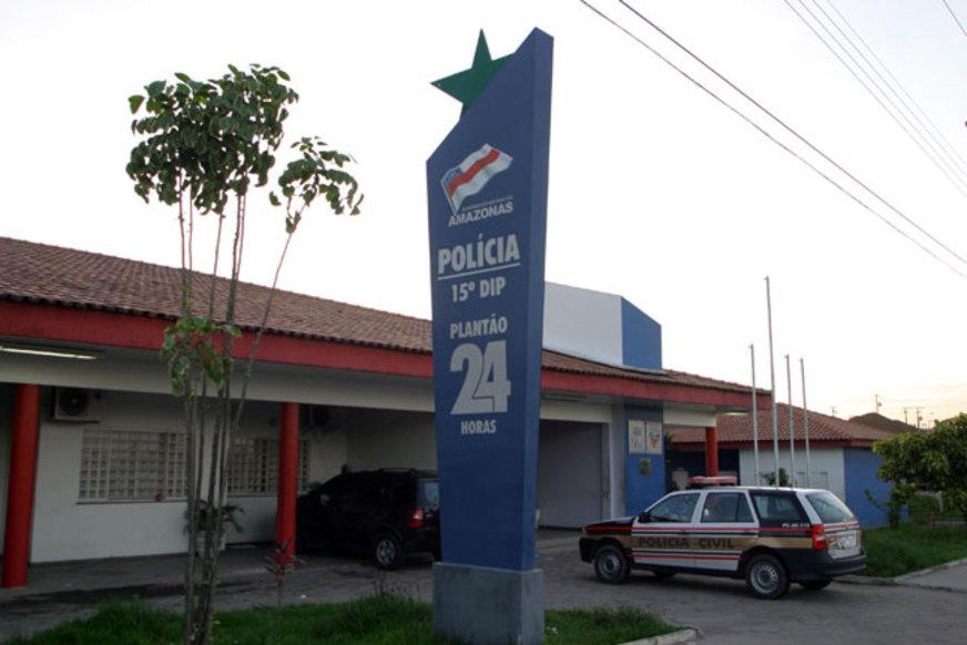 Quarteto furta carro e faz arrastão simulando arma em Manaus